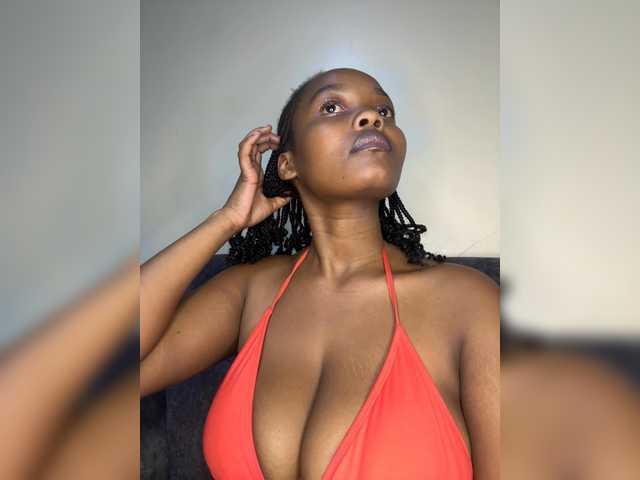 Curvy-maxy9 live cam on BongaCams