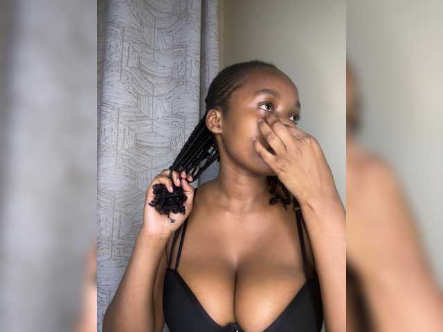 Curvy-maxy9 live cam on BongaCams