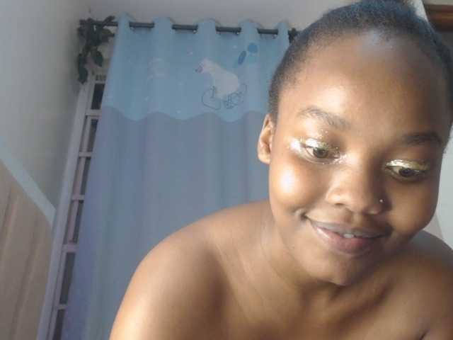 Curvy-maxy9 live cam on BongaCams
