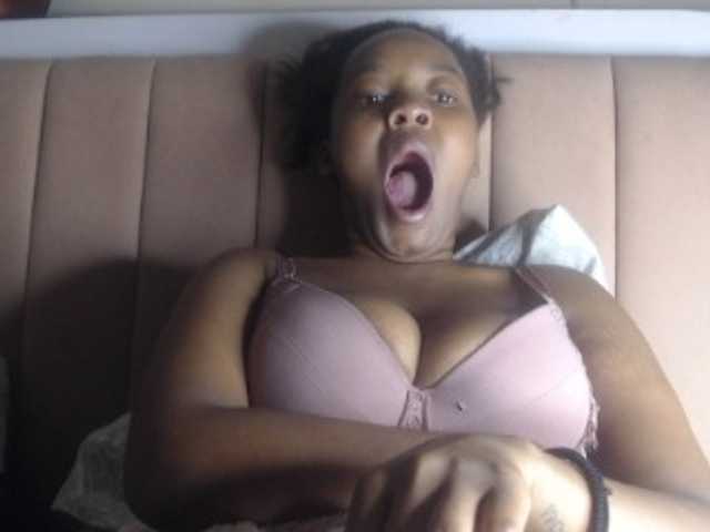 Curvy-maxy9 live cam on BongaCams