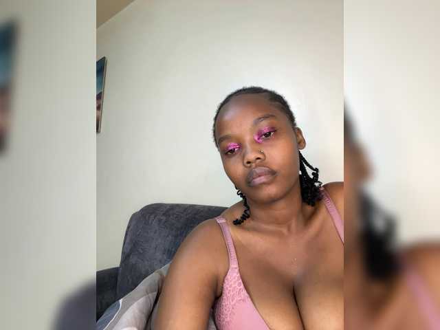 Curvy-maxy9 live cam on BongaCams