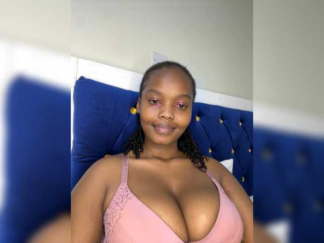 Curvy-maxy9 live cam on BongaCams