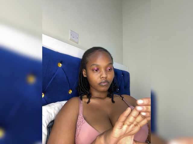 Curvy-maxy9 live cam on BongaCams