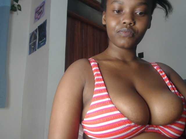 Curvy-maxy9 live cam on BongaCams