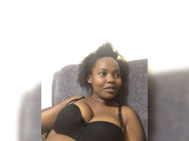 Curvy-maxy9 live cam on BongaCams