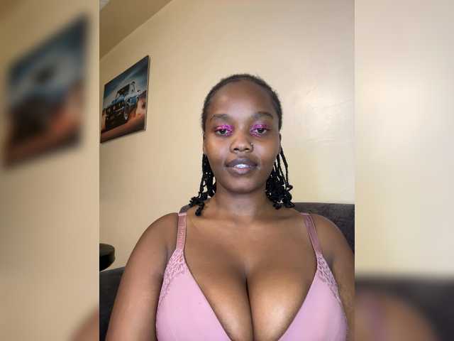 Curvy-maxy9 live cam on BongaCams