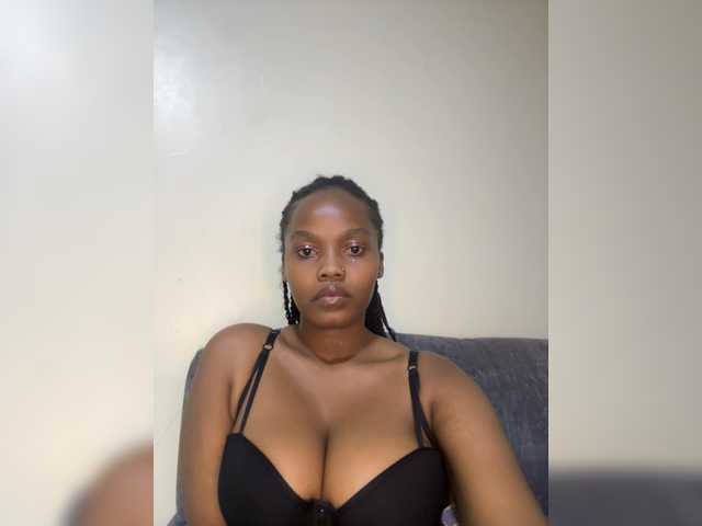 Curvy-maxy9 live cam on BongaCams