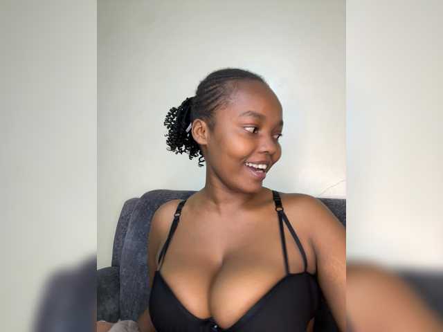 Curvy-maxy9 live cam on BongaCams