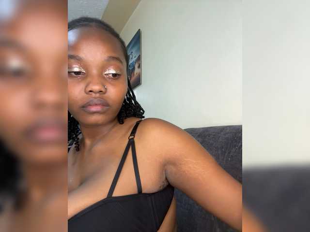 Curvy-maxy9 live cam on BongaCams