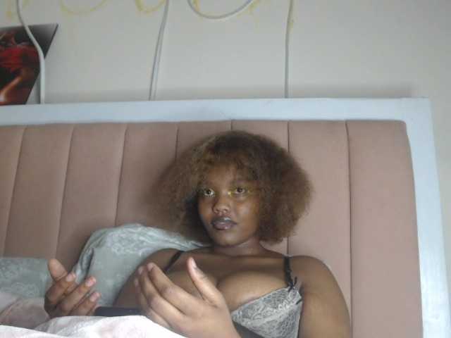 Curvy-maxy9 live cam on BongaCams