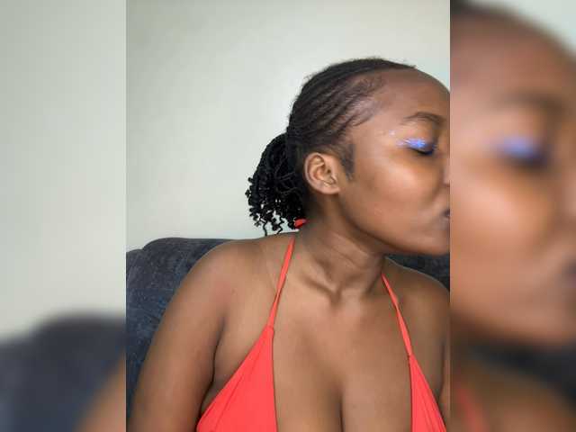 Curvy-maxy9 live cam on BongaCams