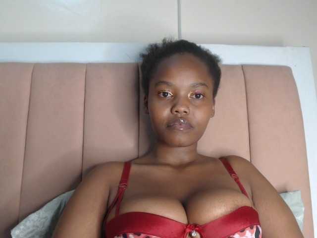 Curvy-maxy9 live cam on BongaCams