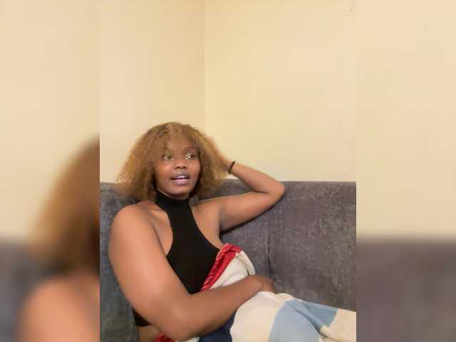 Curvy-maxy9 live cam on BongaCams