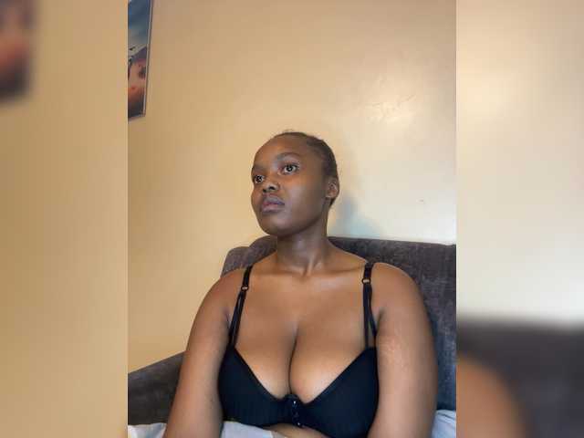 Curvy-maxy9 live cam on BongaCams
