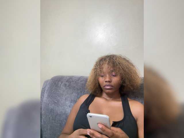 Curvy-maxy9 live cam on BongaCams