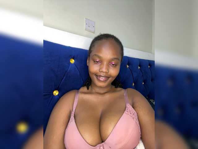 Curvy-maxy9 live cam on BongaCams