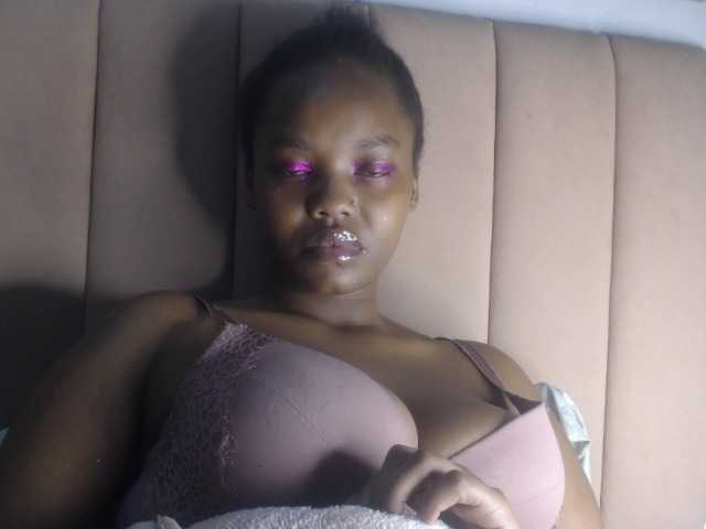 Curvy-maxy9 live cam on BongaCams