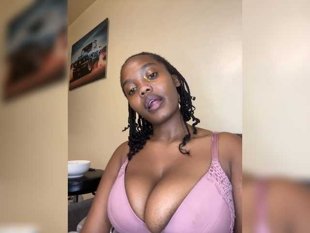 Curvy-maxy9 live cam on BongaCams