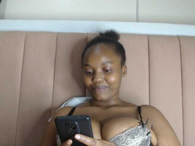 Curvy-maxy9 live cam on BongaCams
