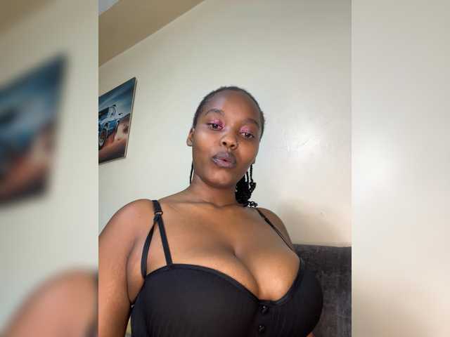 Curvy-maxy9 live cam on BongaCams
