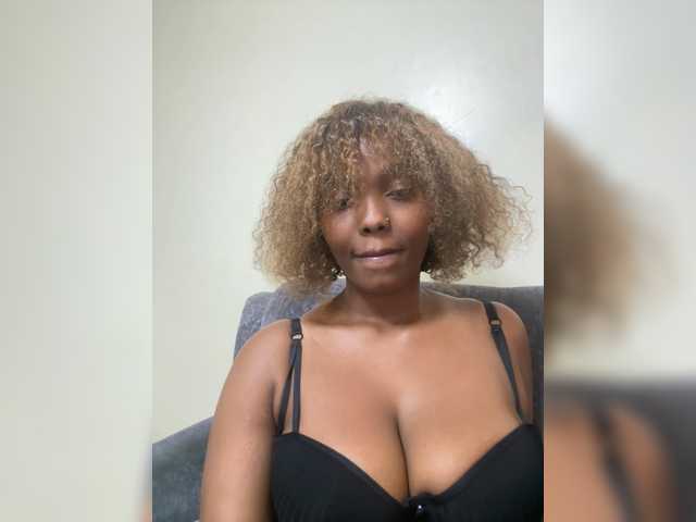 Curvy-maxy9 live cam on BongaCams