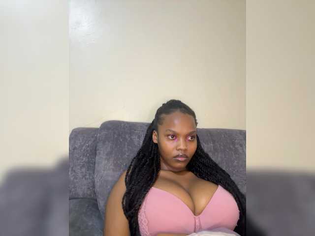 Curvy-maxy9 live cam on BongaCams