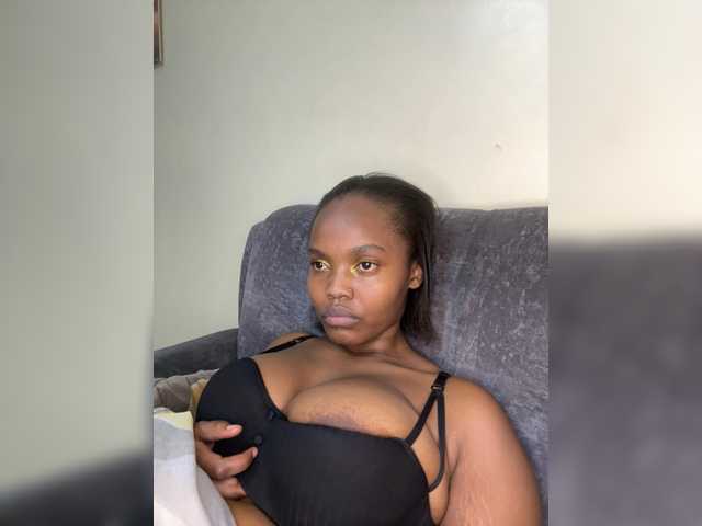 Curvy-maxy9 live cam on BongaCams