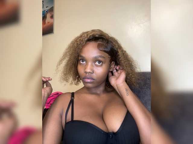 Curvy-maxy9 live cam on BongaCams