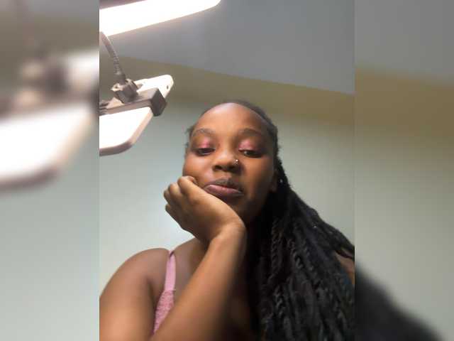 Curvy-maxy9 live cam on BongaCams