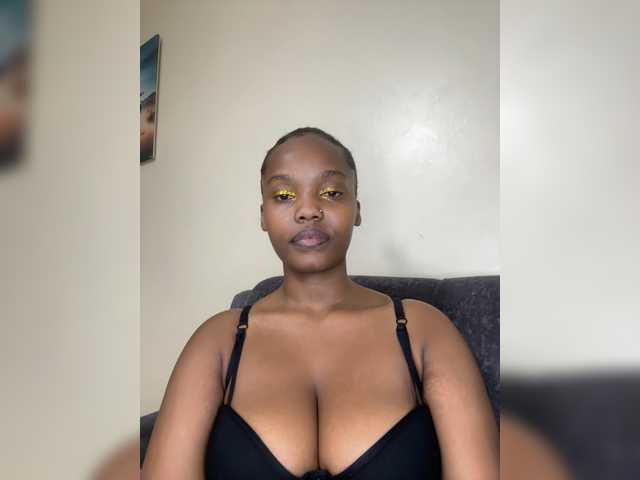 Curvy-maxy9 live cam on BongaCams