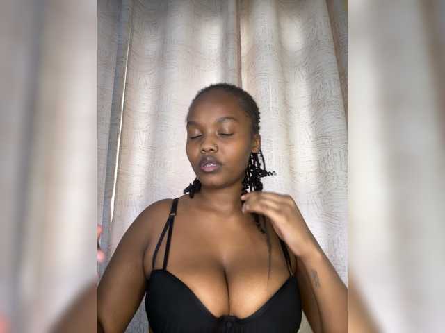 Curvy-maxy9 live cam on BongaCams