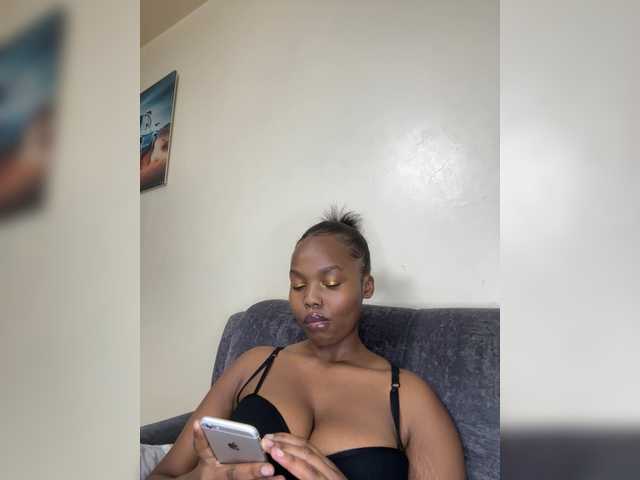 Curvy-maxy9 live cam on BongaCams