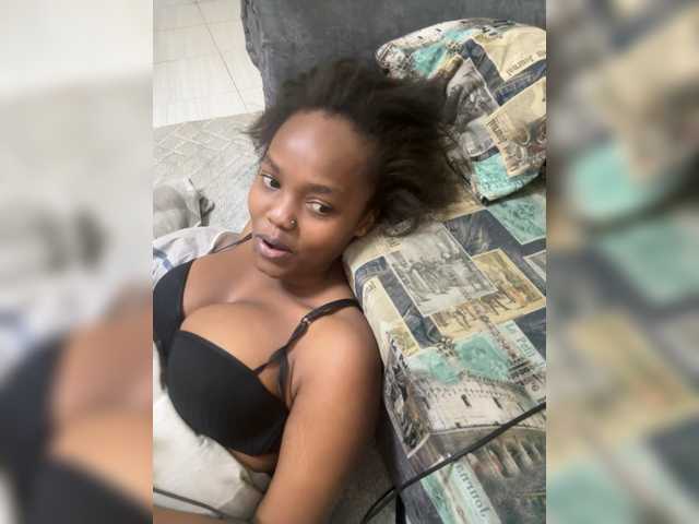 Curvy-maxy9 live cam on BongaCams
