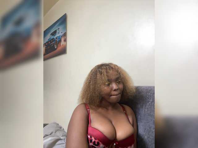 Curvy-maxy9 live cam on BongaCams
