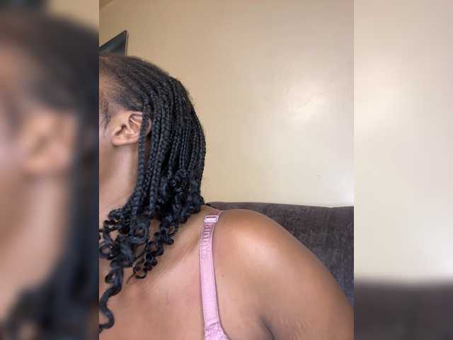 Curvy-maxy9 live cam on BongaCams