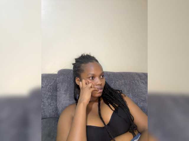 Curvy-maxy9 live cam on BongaCams