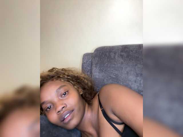 Curvy-maxy9 live cam on BongaCams