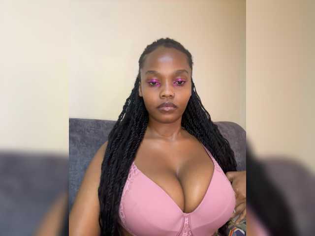 Curvy-maxy9 live cam on BongaCams
