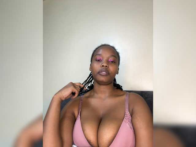 Curvy-maxy9 live cam on BongaCams