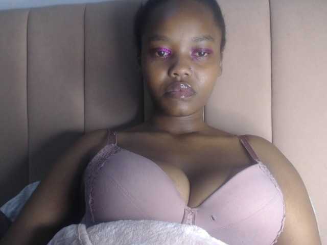 Curvy-maxy9 live cam on BongaCams