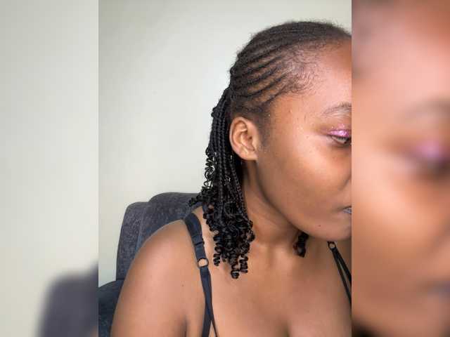 Curvy-maxy9 live cam on BongaCams