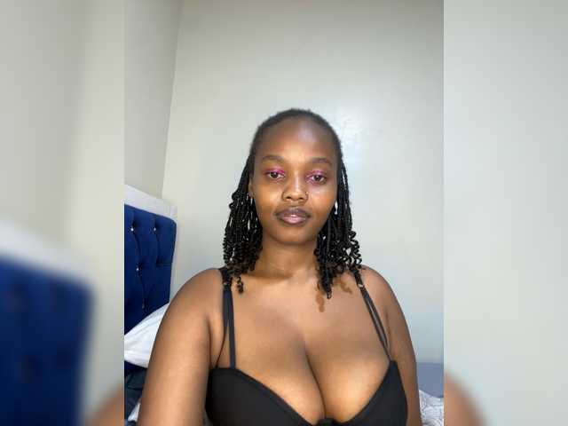 Curvy-maxy9 live cam on BongaCams