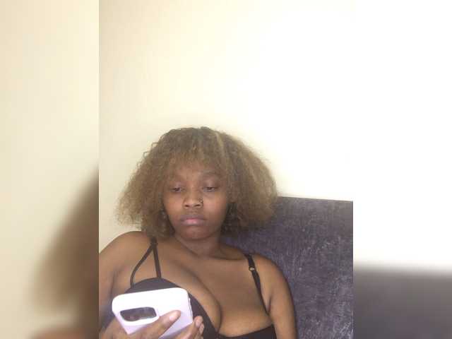 Curvy-maxy9 live cam on BongaCams