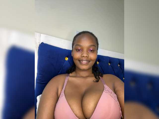 Curvy-maxy9 live cam on BongaCams