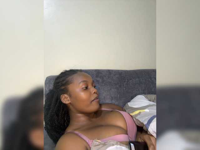 Curvy-maxy9 live cam on BongaCams