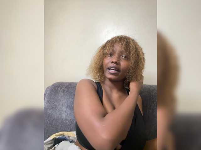 Curvy-maxy9 live cam on BongaCams