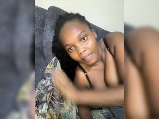 Curvy-maxy9 live cam on BongaCams