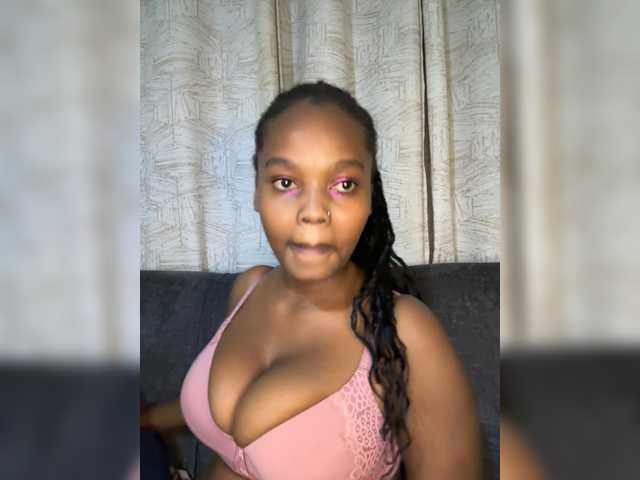 Curvy-maxy9 live cam on BongaCams