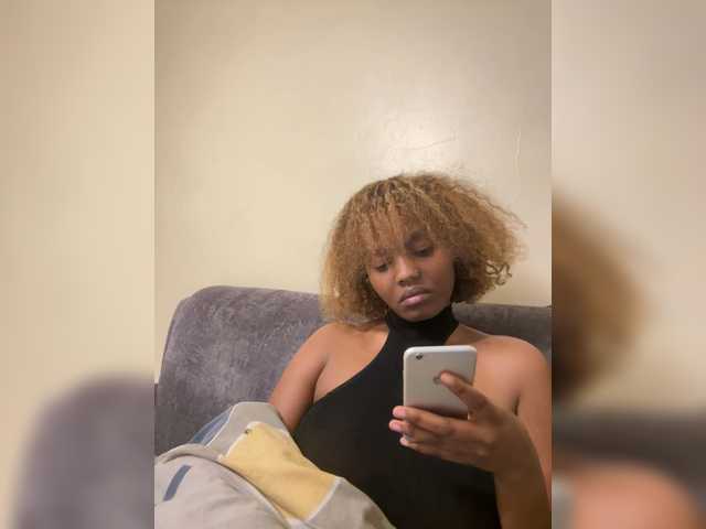 Curvy-maxy9 live cam on BongaCams