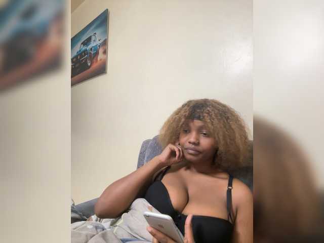 Curvy-maxy9 live cam on BongaCams